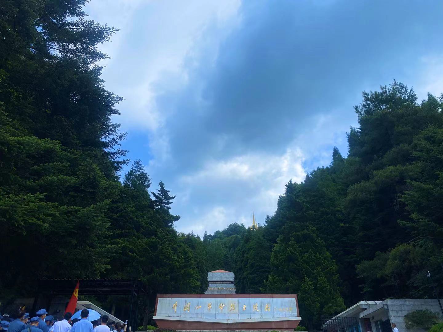 02 瞻仰井冈山革命烈士陵园.jpg