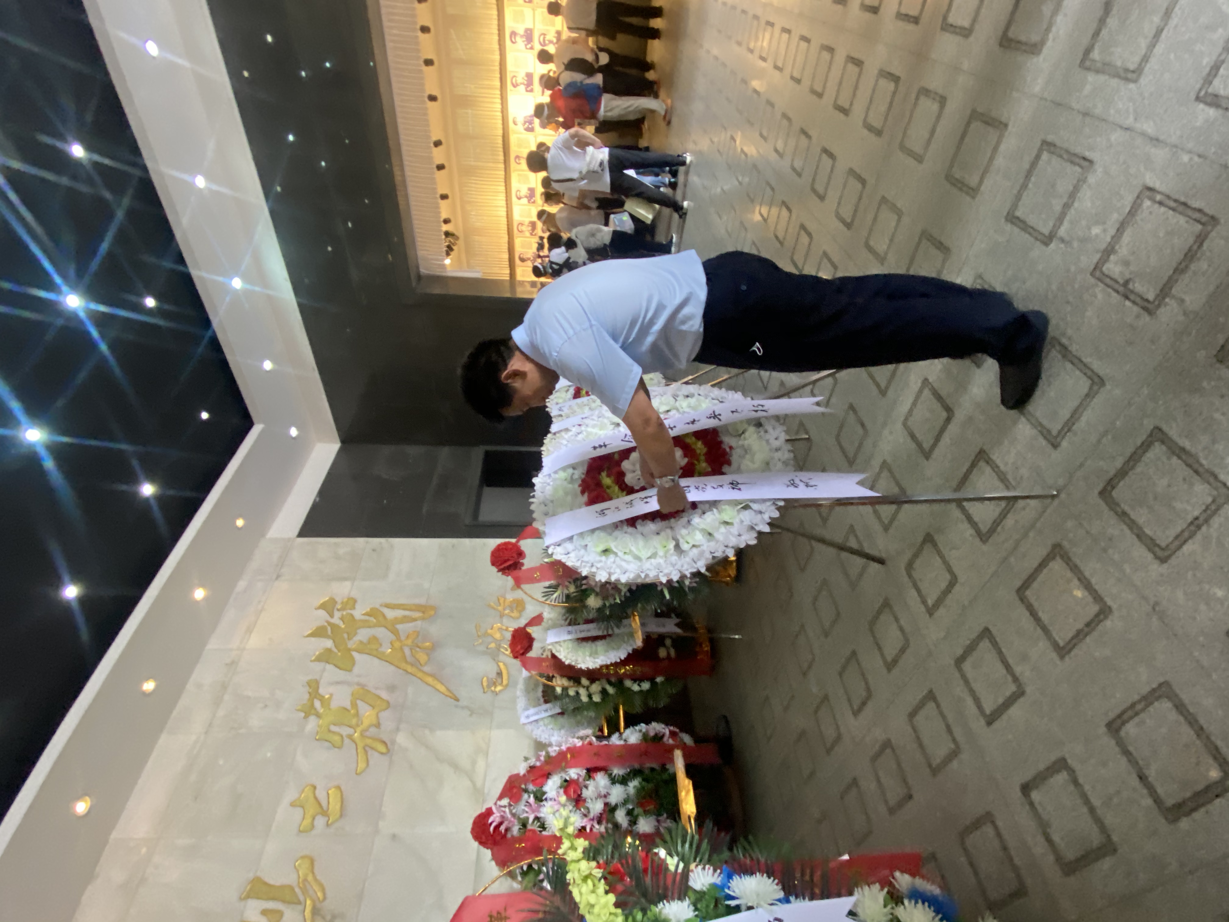 03 鞠躬致敬-1.jpg